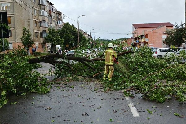 O comună din Alba izolată,  în urma unei furtuni puternice.