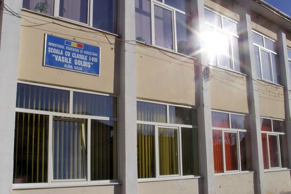 După ce a acuzat un elev de 11 ani că o spionează, o învățătoare încearcă marginalizarea și mutarea acestuia în altă clasă