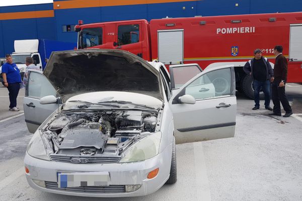 O mașină a luat foc într-o parcare din Alba Iulia