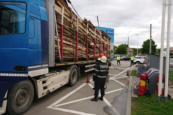 FOTO : Cablurile electrice ale unei stații de carburanți rupte de un camion supraîncărcat.