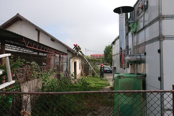 Incendiu la un atelier auto din Alba Iulia. Un scurt circuit electric la un pas să provoace o tragedie