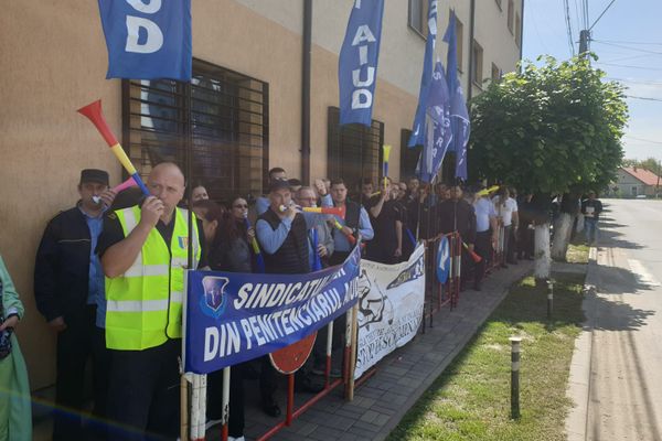FOTO -VIDEO : Protest al angajaților din Penitenciare la Aiud
