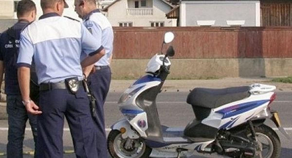 Minor din Ocna Mureș prins conducând un moped fără permis