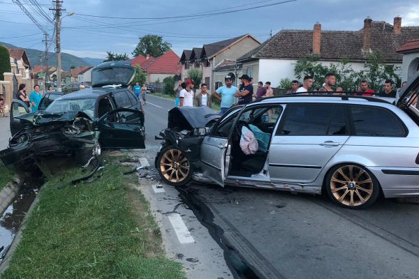 FOTO: Accident grav pe strada 1 Mai din Petrești
