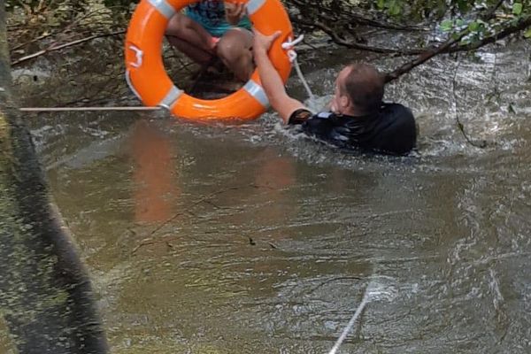 Intervenție spectaculoasă a pompierilor pe malul râului Sebeș