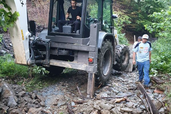 O localitate IZOLATĂ și un Drum Județean blocat în urma unei furtuni în Alba