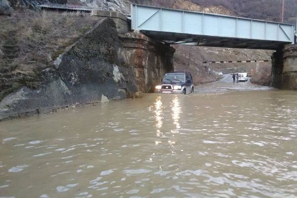 DN 67C blocat în județul Alba din cauza inundațiilor. Mai multe localități de pe Valea Sebeșului afectate în urma unei furtuni puternice.