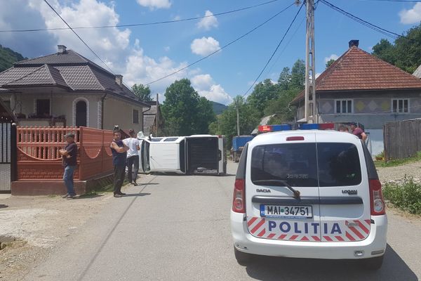 FOTO : O minoră de 13 ani a ajuns în stare gravă la spital după ce a fost acroșată de o mașină