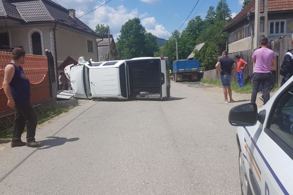 UPDATE : Fetița lovită de mașină a DECEDAT la spital