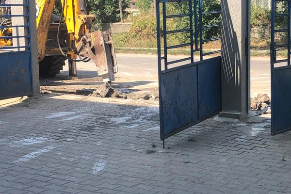 Angajații unei instituții din Alba Iulia, blocați de muncitorii de la drumuri