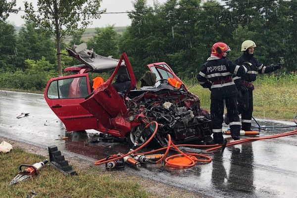 VIDEO: Coliziune între un camion și un autoturism în Teleac