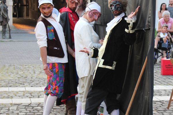 Spectacole cu trupa Skepsis în aer liber!