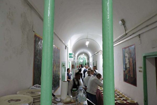 Zeci de unități în care se prepară și se servesc mâncăruri gătite controlate de inspectorii DSVSA Alba. Ce sancțiuni au fost aplicate