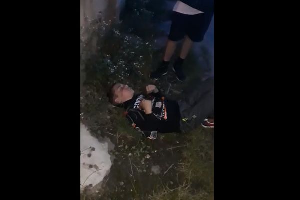 Imagini de GROAZĂ în Cugir. Băiețel bătut și umilit de un grup de copii.