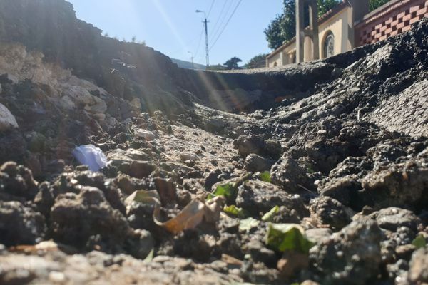 Zilnic, CRATERUL CREȘTE, în Alba Iulia INDIFERENȚA DOMNEȘTE !