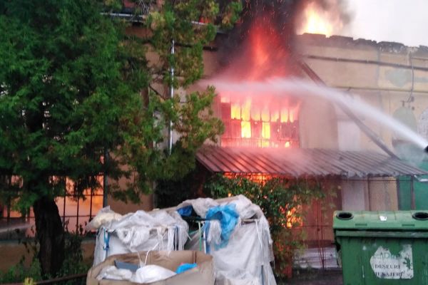 VIDEO: Incendiu la o fabrică din Petrești