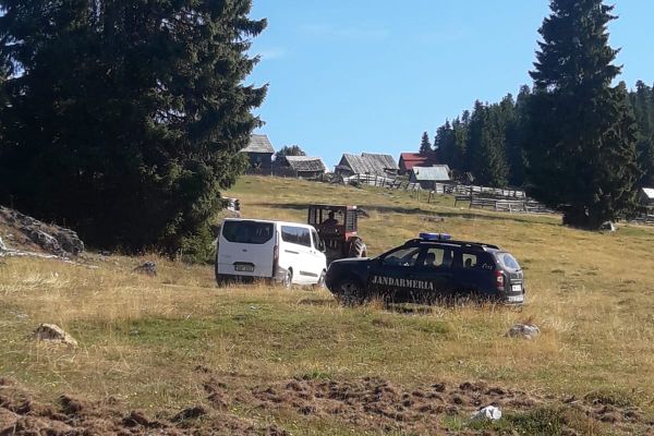 Turiști împotmoliți cu mașina, ajutați de jandarmi și polițiști