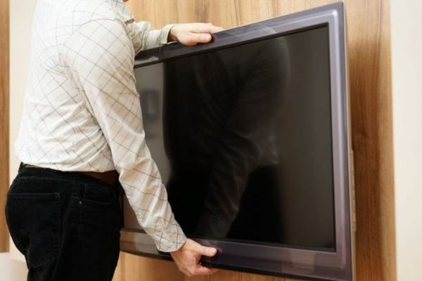 Un tânăr din județul Dâmbovița a furat două televizoare dintr-un apartament din Alba Iulia