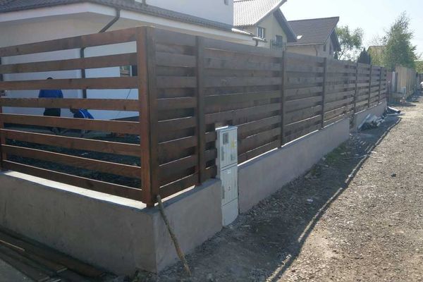 Scandal între două familii din cauza unui gard