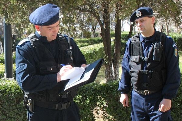 Un bărbat din județul Bacău a spart geamul unui supermarket din Alba Iulia
