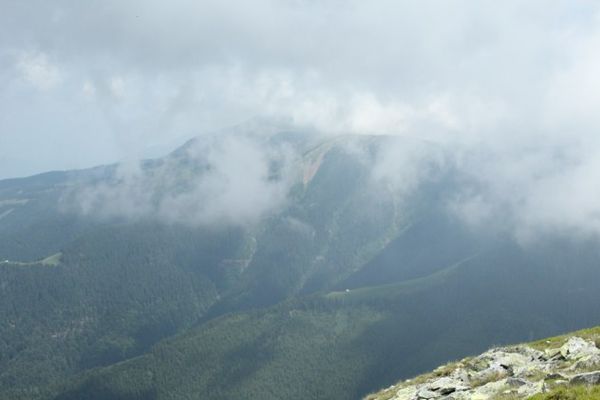 Persoană RĂTĂCITĂ în Munții Șureanu. Zeci de oameni în căutarea acesteia