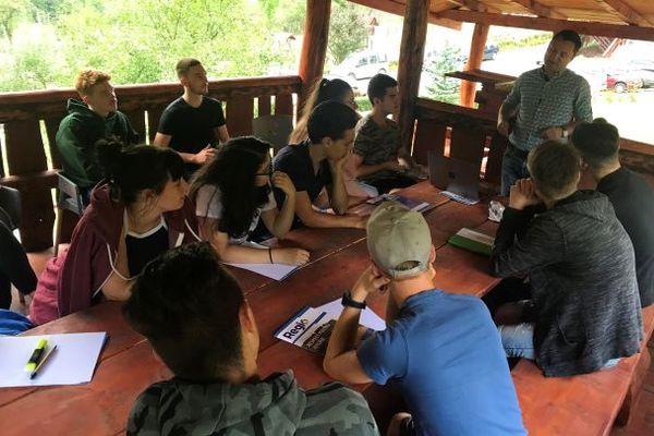 Tabără de leadership Europe Direct din Regiunile Centru şi Vest. Ce au discutat tinerii educați în spirit european ?