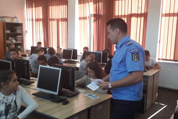 Acțiunile informativ – preventive, dedicate elevilor, vor continua