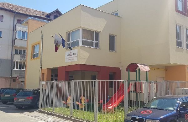 Două angajate de la o creșă din Alba Iulia, urmărite penal pentru rele tratamente aplicate minorului. La locul de muncă au scăpat doar cu un avertisment