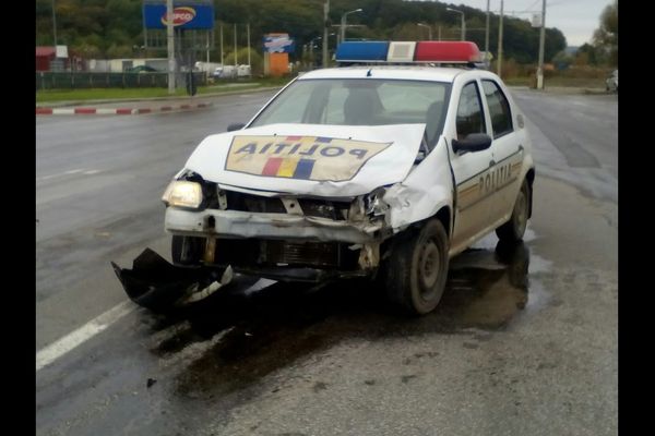 Accident cu o Autospecială de Poliție. Doi polițiști RĂNITI