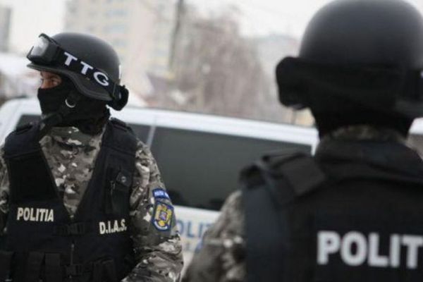 Polițiști din structurile de combatere a criminalității organizate din Alba Iulia prezenți la o acțiune de amploare a DIICOT. Au destructurat un grup infracțional specializat în traficul de minori și proxenetism