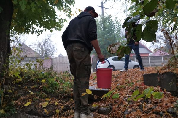 În cea mai bogată comună din Alba, oamenii beau apă din pârâuri. Fântânile au secat iar autoritățile stau cu mâinile în sân și așteaptă ploaia