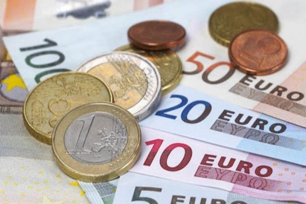 Analiză Economică : Băncile vând euro cu 4,85 lei