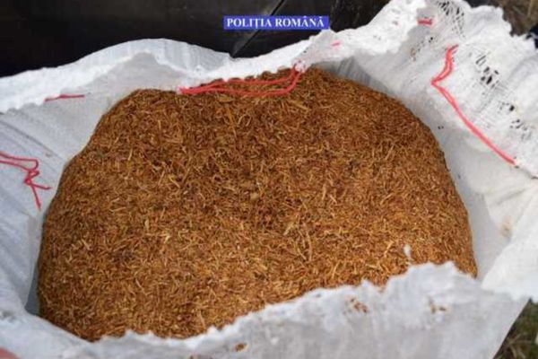 10 contrabandiști cu tutun, reținuți. Au comercializat 3.000 de kg de tutun prelucrat