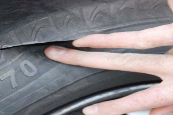 25 de mașini cu anvelope tăiate, într-o parcare din Craiova 