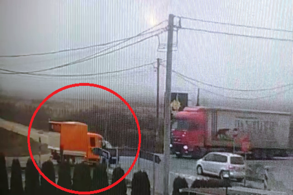VIDEO Două accidente, produse pe același drum, surprinse de camerele de supraveghere