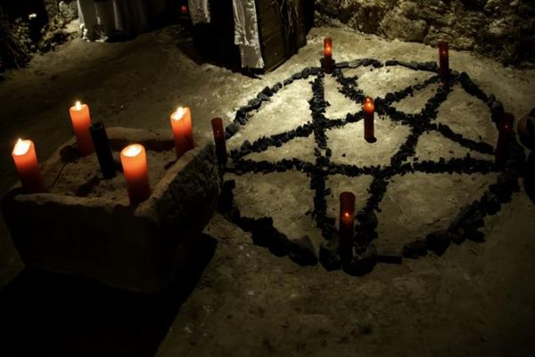  Adolescentă, drogată și violată în timpul unui ritual satanic. Fata a afla ce a pățit după ce a văzut imaginile pe internet 