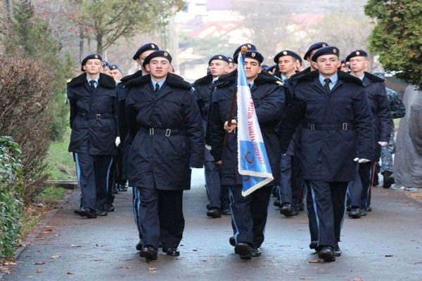 Peste 100 de elevi militari participă la Parada Națională Militară de la Bucureşti şi la defilarea cu tehnică şi trupe de la Alba Iulia.