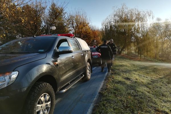 Arad: VIDEO Noi imagini cu momentul în care pirotehniștii ISU Arad și Alba ridică grenada care risca să explodeze în centrul Aradului. Metoda ingenioasă cu care s-a eliminat pericolul