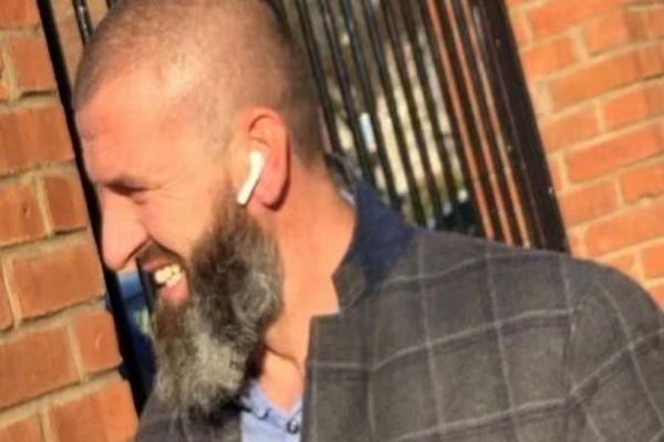  Români, sclavi la o spălătorie auto din Marea Britanie. Suma cu care erau plătiți pentru 11 ore de muncă pe zi 