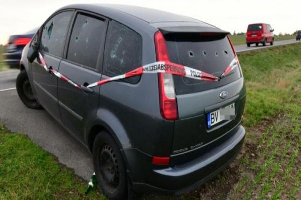  Mister în Germania, în jurul unei mașini românești, cu găuri de gloațe în geamuri, abandonate de o lună la marginea unui drum 