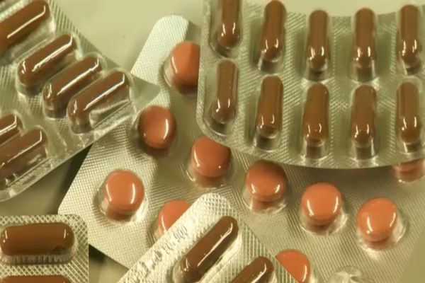  Studiu: 4,5 milioane de români tratează anual răceala şi durerile în gât cu antibiotic 