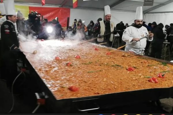 Peste 10.000 de porții de mâncare pregătite pentru cei ce sărbătoresc Ziua Națională la Alba Iulia