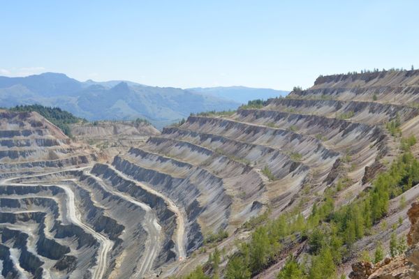 EXCLUSIV : Zeci de mii de tone de concentrat de cupru, vândute la licitație de Cupru Min Abrud. Contractul în valoare de aproximativ 55 de milioane de dolari câștigat de o companie românească