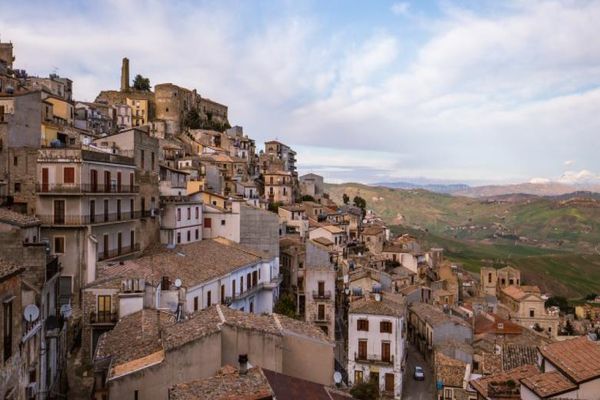  Oraşul antic din sudul Italiei care oferă locuinţe gratis pentru a revitaliza comunitatea 