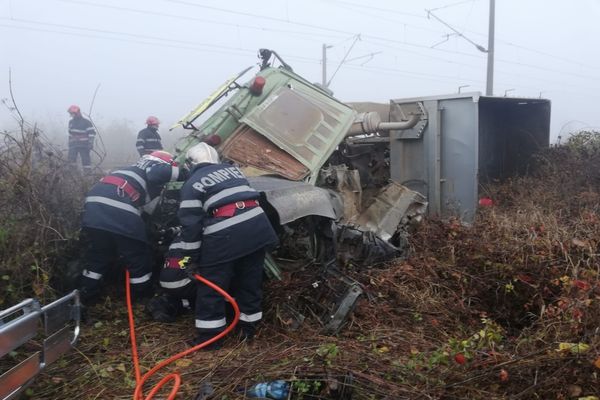 VIDEO: Accident produs între un tren și un camion la o trecere la nivel cu calea ferată