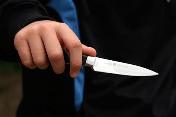 ALERTĂ: În stare gravă, la spital, după ce un individ i-a înfipt un cuţit în cap! 