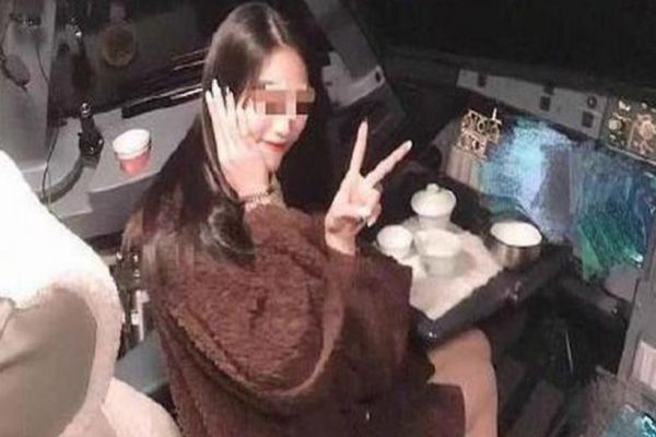  Unui pilot i-a fost interzis să mai urce la manșa avionului, după ce o fotografie a unei pasagere a devenit virală 