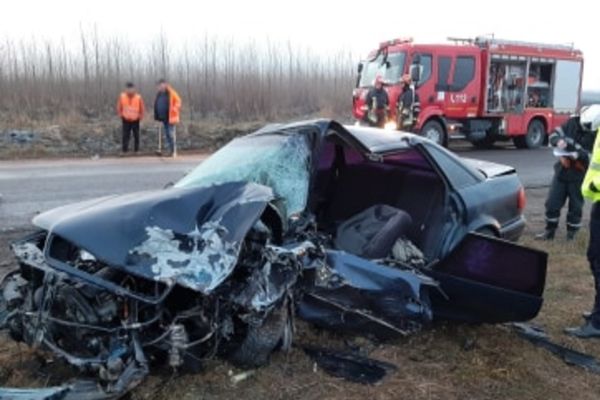 Accident rutier grav între localitățile Dornești și Ratoș. Doi șoferi au rămas încarcerați FOTO