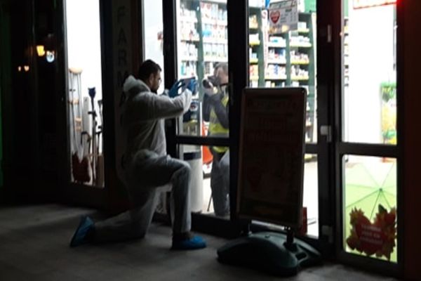 Individul care a tâlhărit două farmaciste a fost reținut pentru 24 de ore VIDEO 