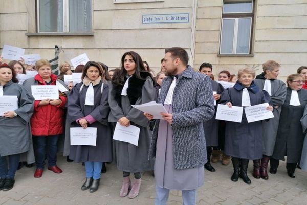 Conducerea Curţii de Apel Alba Iulia îşi exprimă susţinerea faţă de protestul grefierilor din circumscripţia acesteia.
